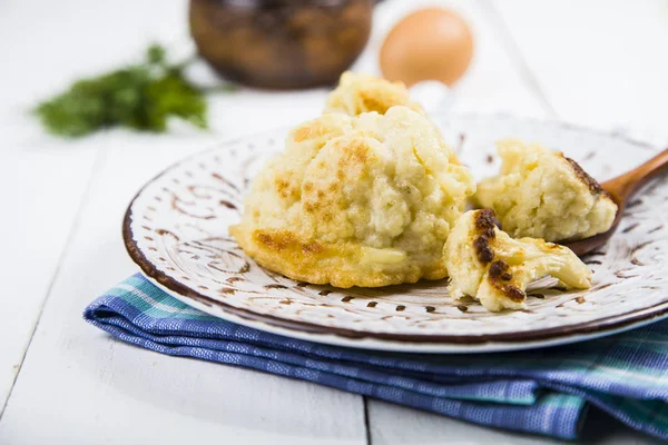 Coliflor frita sobre una mesa de madera . — Foto de Stock