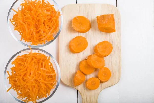 Bir kapta havuç rendeleyin  