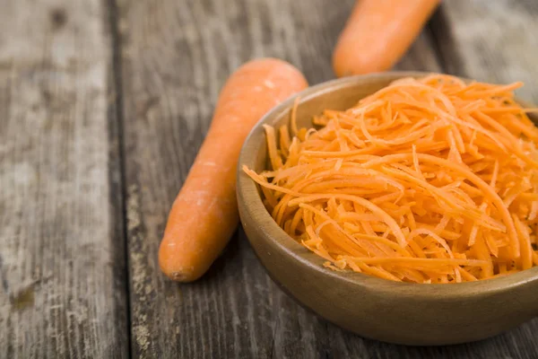 Bir kapta havuç rendeleyin  