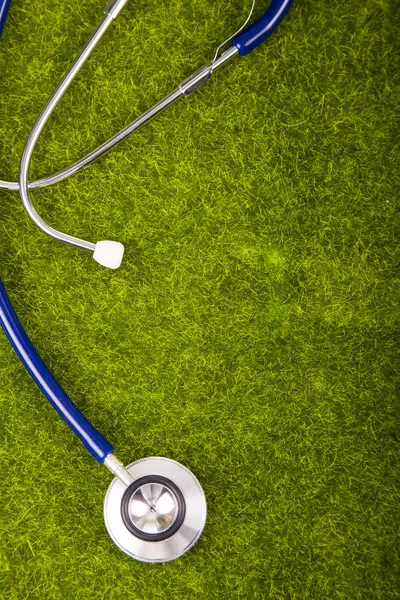 Yeşil çimenlerin üzerinde stetoskop 