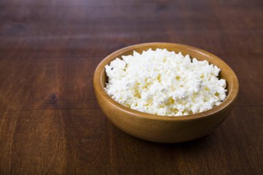 Ahşap bir kasede süzme peynir. 