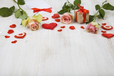 Pembe Gül, hediye ve kalpler  