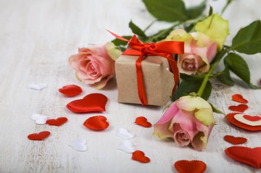 Pembe Gül, hediye ve kalpler  