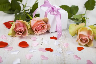 Pembe Gül, hediye ve kalpler  