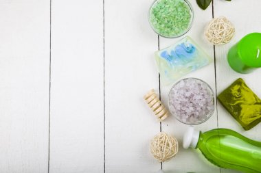 Spa uygulamaları bir beyaz ahşap tablo.