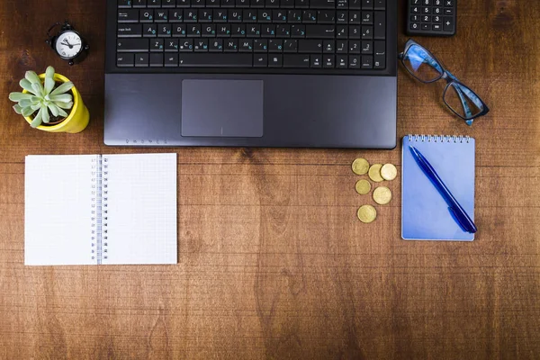 Lieu de travail d'un homme d'affaires avec un ordinateur portable, vue sur le dessus . — Photo