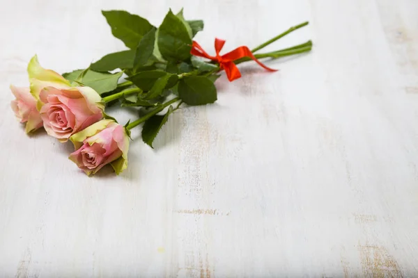 Bukiet różowych róż na drewnianym tle. — Zdjęcie stockowe