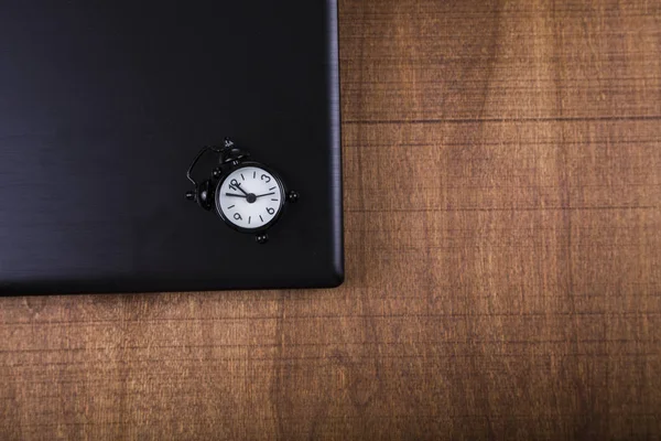 노트북에 검은 알람 시계 — 스톡 사진