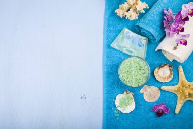 Spa uygulamaları bir mavi ahşap tablo. 