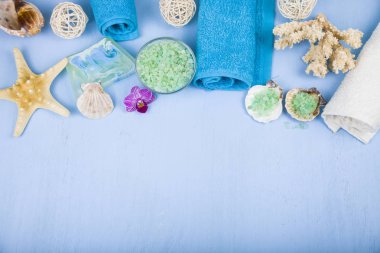 Spa uygulamaları bir mavi ahşap tablo. 