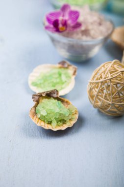 Spa uygulamaları bir mavi ahşap tablo. 