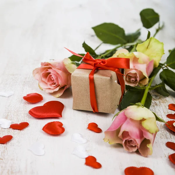 Pembe Gül, hediye ve kalpler  