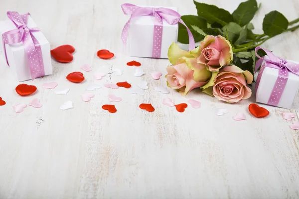 Rosa Rosen, Geschenk und Herzen — Stockfoto