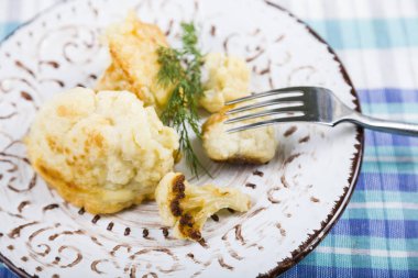 ahşap bir masa üzerine kızarmış karnabahar. 