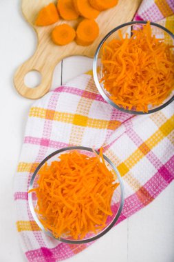 Bir kapta havuç rendeleyin  