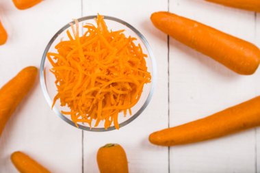 Bir kapta havuç rendeleyin  