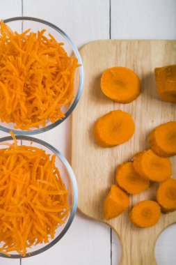 Bir kapta havuç rendeleyin  