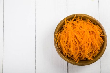 Bir kapta havuç rendeleyin  