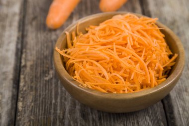 Bir kapta havuç rendeleyin  