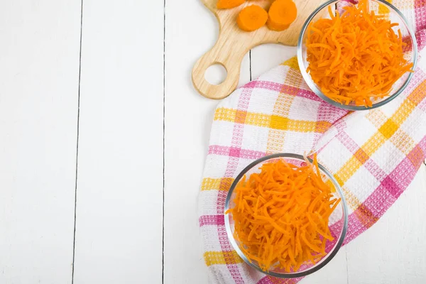 Rallar las zanahorias en un bol —  Fotos de Stock