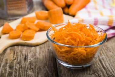 Bir kapta havuç rendeleyin  