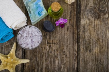 Spa uygulamaları eski ahşap masa. 