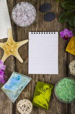 Spa uygulamaları eski ahşap masa. 