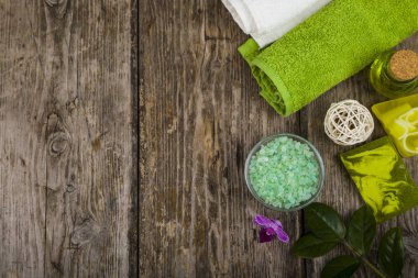 Spa uygulamaları eski ahşap masa. 