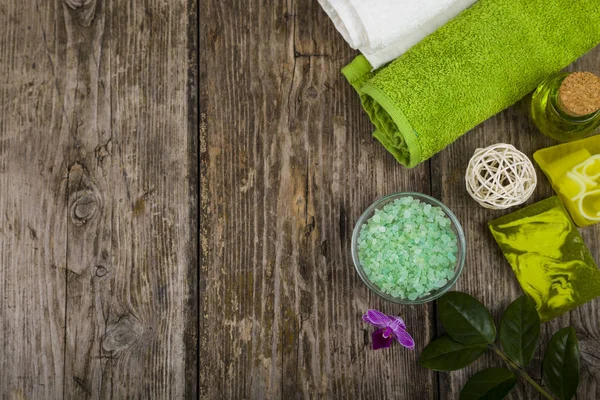 Spa uygulamaları eski ahşap masa. 