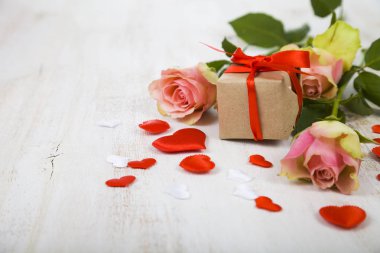 Pembe Gül, hediye ve kalpler  