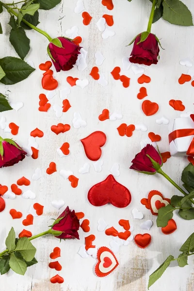 Rote Rosen und Herzen — Stockfoto