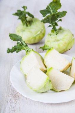 Ahşap bir masa üzerinde yetiştirilmektedir.