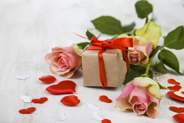 핑크 장미, 선물 및 마음 — 스톡 사진