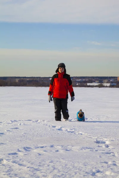 Pojke och hund promenader i vinter — Stockfoto