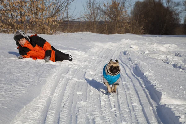 Oğlan ve köpek kış aylarında yürüyen — Stok fotoğraf