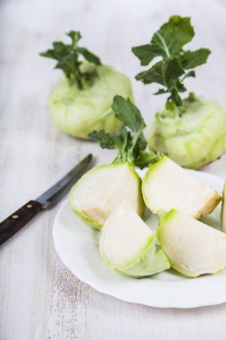 Ahşap bir masa üzerinde yetiştirilmektedir.