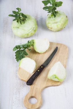 Kıyılmış sarımsak ve doğrama kurulu üzerinde bıçak 