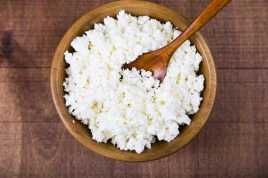 Süzme peynir ve kaşık