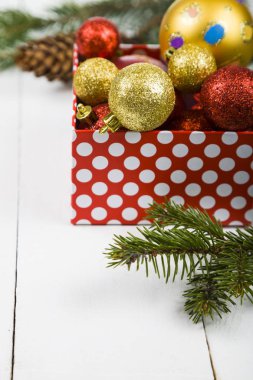  Noel topları ve çam dalları  