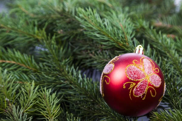 Decorações de Natal em ramos de abeto. — Fotografia de Stock