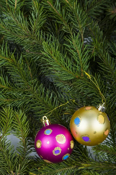 Dekoracje świąteczne na gałęziach świerku. — Zdjęcie stockowe