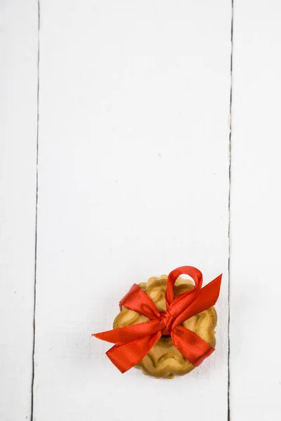 Galleta de Navidad con lazo rojo, vista superior . —  Fotos de Stock