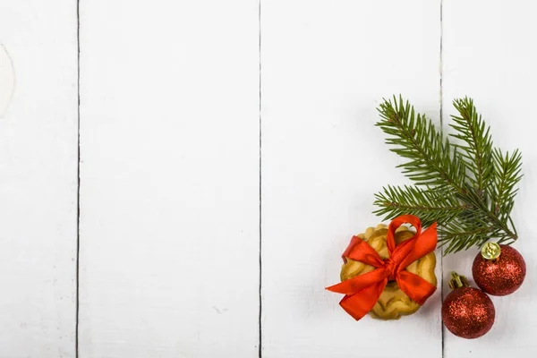 Weihnachtsplätzchen mit roter Schleife, Fichtenzweig und Kugeln — Stockfoto