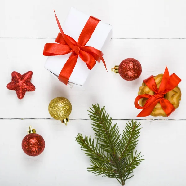 Kerst cookie, vuren branch, cadeau en ballen. — Stockfoto