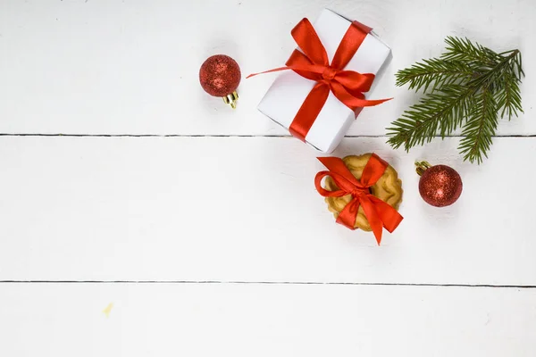 Biscoito de Natal, ramo de abeto, presente e bolas . — Fotografia de Stock
