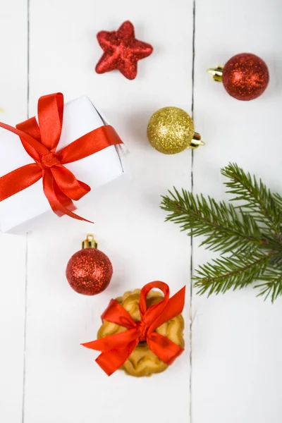 Biscuit de Noël, branche d'épinette, cadeau et boules . — Photo