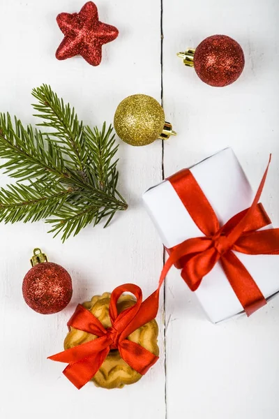 Biscuit de Noël, branche d'épinette, cadeau et boules . — Photo