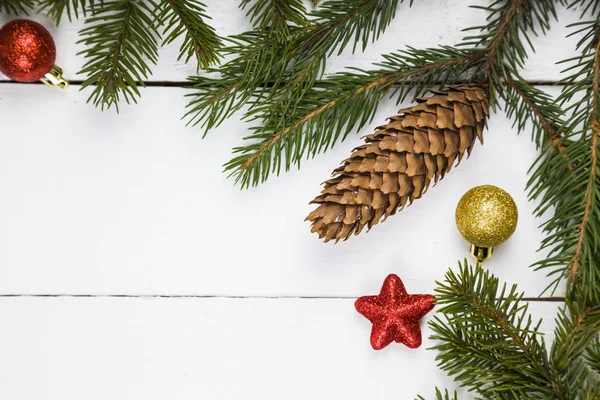 Weihnachtsstillleben auf einem Holztisch. — Stockfoto