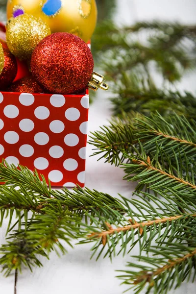 Bolas de Natal e ramos de abeto — Fotografia de Stock