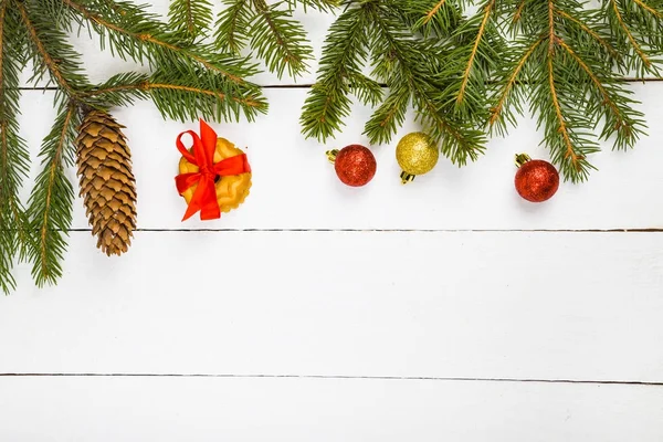 圣诞节曲奇饼、 云杉分支和球. — 图库照片